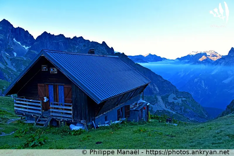 Night in refuge 6 P427 0436 rising sun refuge grand bec planay vanoise savoie