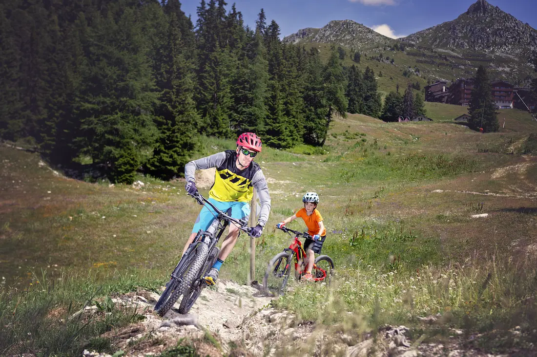 descente en VTT en famille lors de vacances en montagne en été