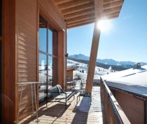 Les Arcs en hiver : le guide complet pour préparer votre séjour 8 vue sur les montagne depuis la terrasse de la location chalet Charvet, avec accès ski aux pieds au domaine les arcs en hiver Savoie