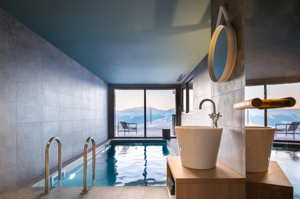 Chalet piscine : notre guide des plus beaux chalets dans les Alpes 37 location chalet piscine les arcs avec vue sur les montagne depuis le bassin