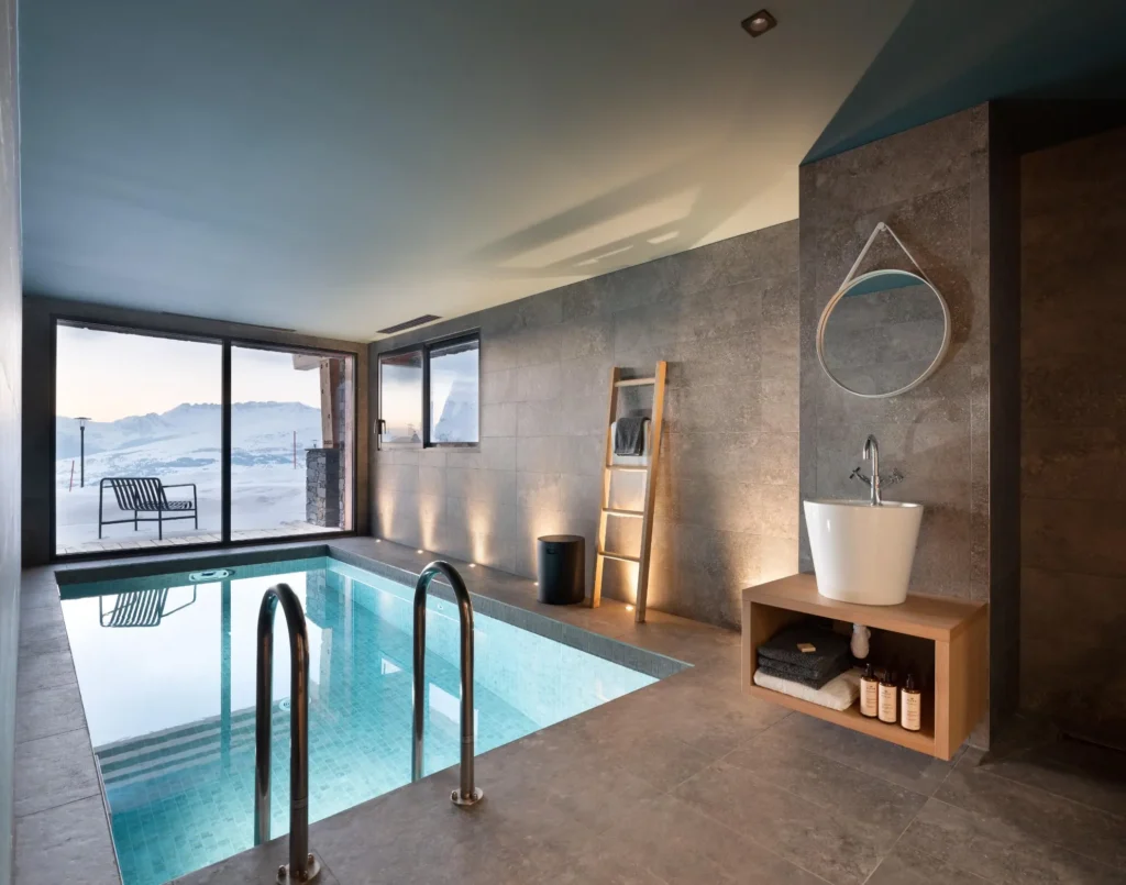 Quel chalet avec piscine pour vos vacances au ski ? 7 vue sur les pistes et la montagne depuis la piscine du chalet Charvet, location chalet avec piscine les arcs
