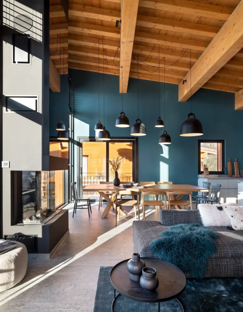 salon, cheminée et salle à manger du Chalet Charvet, location chalet premium les arcs
