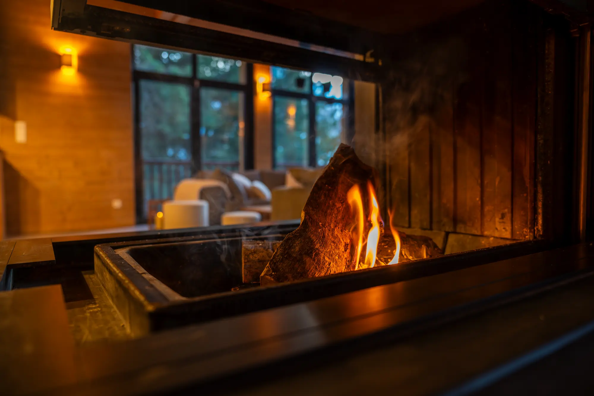 feu de cheminée dans le salon de la location chalet du Bois Melay à La Plagne dans les Alpes