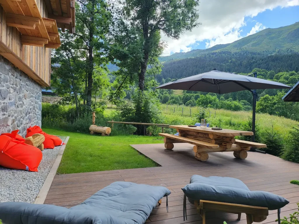 chalet de luxe à louer en été dans les Alpes ; terrasse avec vue sur la montagne
 à Méribel