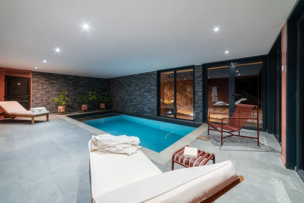 Quel chalet avec piscine pour vos vacances au ski ? 2 la piscine intérieure chauffée du chalet du Bois Melay à La Plagne Savoie Alpes