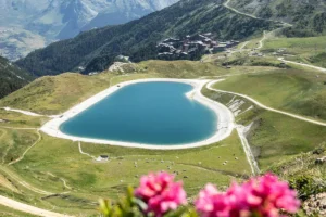 paysage des Arcs en été avec un lac en forme de coeur