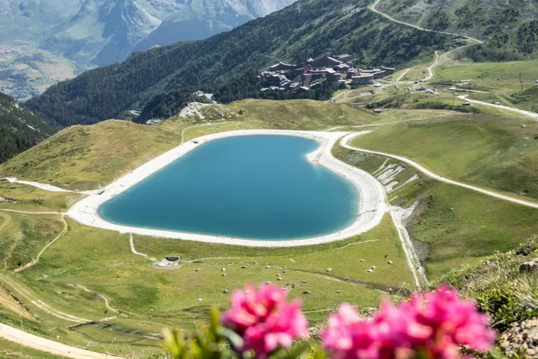 Les Arcs en été ? 4 paysage des Arcs en été avec un lac en forme de coeur
