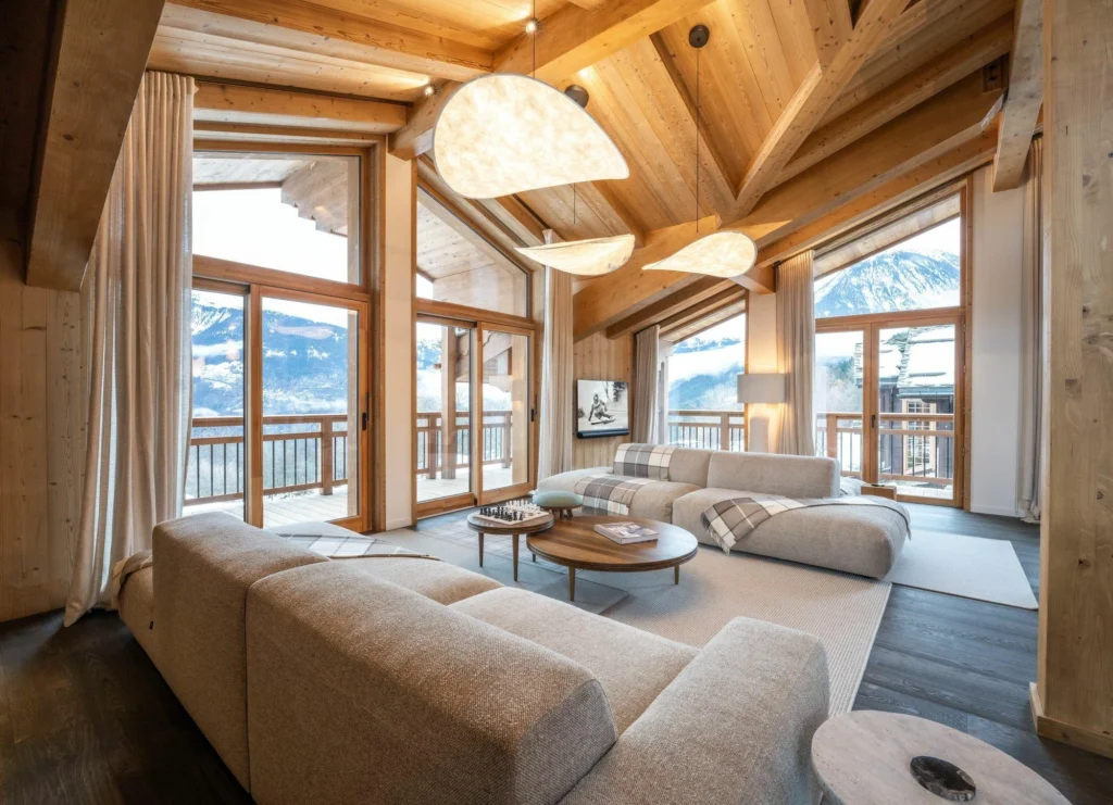 Chalet piscine : notre guide des plus beaux chalets dans les Alpes 19 Vue du salon du chalet Pralou, location chalet luxe Pralou à courchevel le praz. Vue sur la montagne enneigée