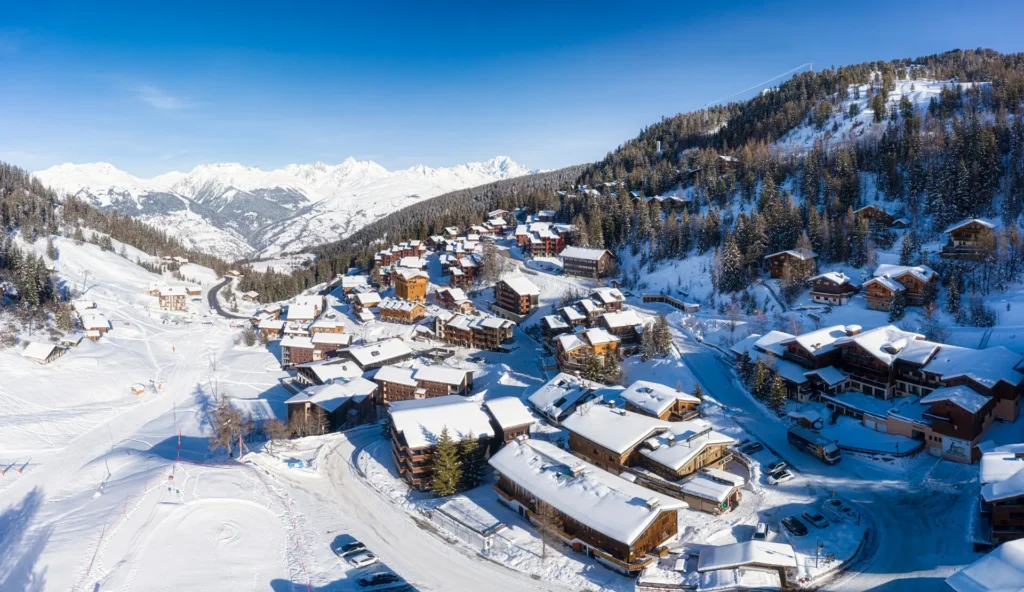 L'expérience bien-être 5 étoiles au Chalet du Bois Melay à La Plagne 11 panorama depuis le village de La Plagne 1800 chalet rental. Vue sur le Mont-Blanc