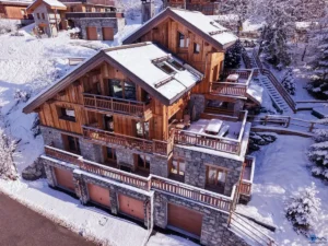 vue drone du chalet Etoile des Neiges à Méribel avec jacuzzi visible sur la terrasse extérieure enneigée. Location chalet luxe à Méribel