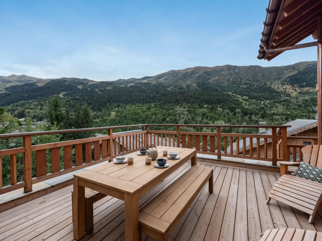 terrasse ensoleillée du chalet Etoile des Neiges à Méribel en été