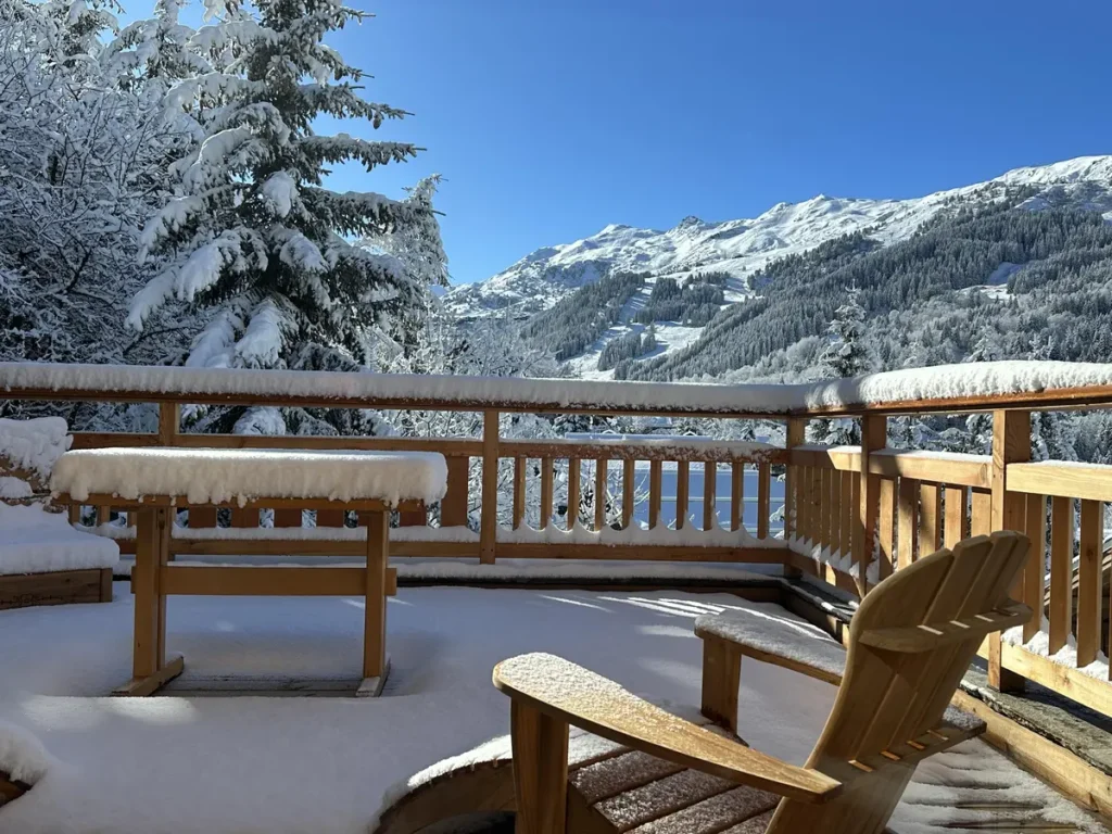 5 expériences à vivre dans un chalet de luxe dans les Alpes 1 vue sur les montagnes enneigées depuis la terrasse d'une location chalet luxe France