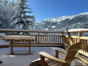 Vacances à la montagne en hiver 10 vacances à la montagne en hiver ; vue sur les montagnes enneigées depuis la terrasse d'une location chalet luxe France