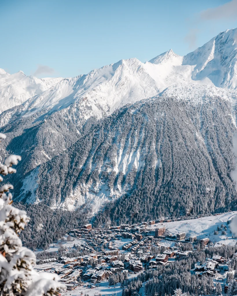 paysage enneigé et chalets à Courchevel Village