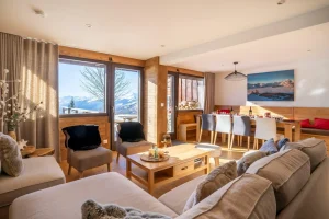 Chalet Saule à Arc 1600 - salon et salle à manger avec vue panoramique sur les montagnes