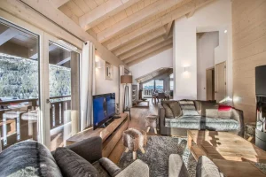 Apartment Aspen in Courchevel Moriond - lounge with view to the dining room