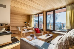 Chalet Saule à Arc 1600 - salon avec coin bureau et cheminée