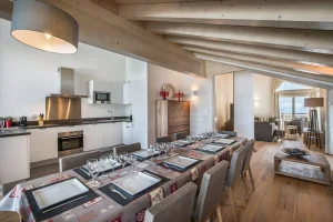Apartment Aspen in Courchevel Moriond - kitchen and dining room with view to the lounge