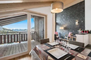 Apartment Aspen in Courchevel Moriond - dining room with terrace access and mountain view