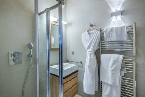 Appartement Aspen à Courchevel Moriond - salle de bain avec douche