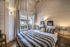 Apartment Aspen in Courchevel Moriond - double bedroom with balcony