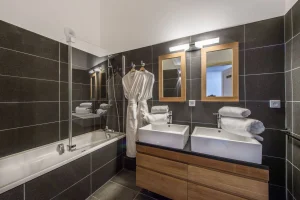 Apartment Aspen in Courchevel Moriond - bathroom with bathtub and double washbasin