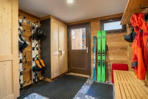 Chalet Saule à Arc 1600 - ski room avec rangement à skis et chaussures