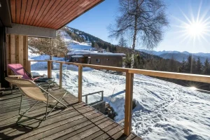 Chalet Saule à Arc 1600 - terrasse extérieure avec vue sur les pistes enneigées