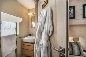 Apartment Aspen in Courchevel Moriond - bathroom adjoining a bedroom
