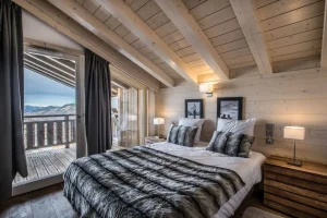 Appartement Aspen à Courchevel Moriond - chambre avec balcon et vue sur la vallée