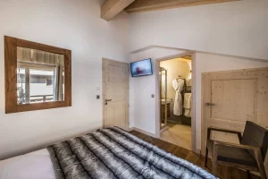 Apartment Aspen in Courchevel Moriond - bedroom with en-suite bathroom