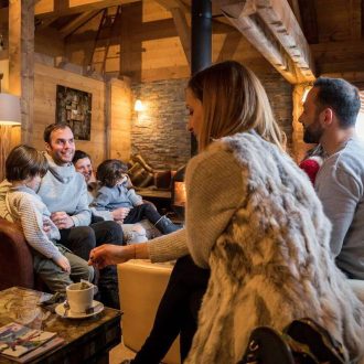 LaPlagne-detente-the-gouter-famille-salon-chalet-Pierre-AUGIER