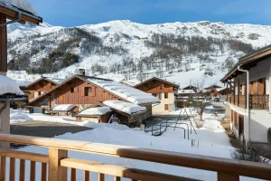 View from the balcony over the snow-covered hamlet and the mountains at Apartment Campanule in Saint-Martin-de-Belleville
