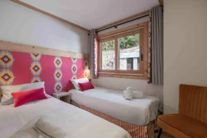 Twin bedroom with two single beds and a pink headboard at Apartment Rhodos