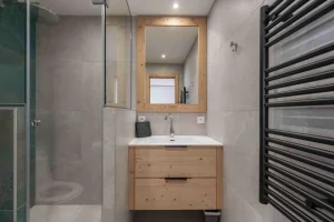 Shower room with a washbasin and green tiles at Apartment Rhodos