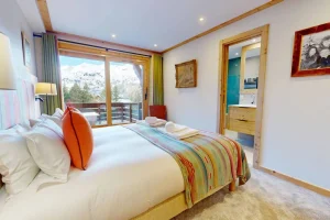Double bedroom with a balcony and an en-suite bathroom at Apartment Rhodos