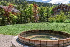 Bain nordique ou jacuzzi extérieur au Chalet Abaïko séjour dans les Alpes en été et hiver