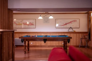 Pool table in the wood-panelled relaxation lounge at Chalet Alisier in Méribel Village