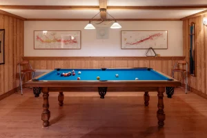 Pool table and vineyard maps in the relaxation lounge at Chalet Alisier in Méribel Village