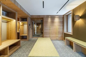 Cloakroom and entrance with benches and wooden storage at Chalet Brigues in Courchevel Le Praz