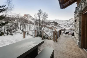Terrace with outdoor furniture and views of the Belleville valley at Chalet Merlin in Saint-Martin-de-Belleville